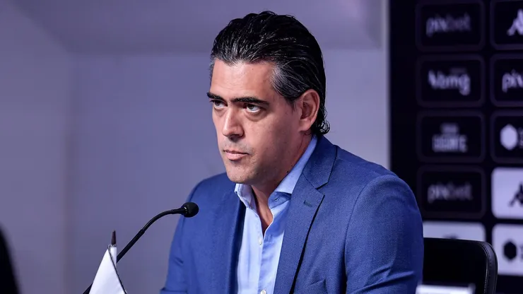 O dirigente Paulo Bracks fala aos jornalistas durante apresentação oficial de Dimitri Payet como jogador do Vasco em coletiva de imprensa realizada no São Januário.