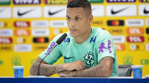 Guilherme Arana durante entrevista coletiva na Seleção Brasileira.