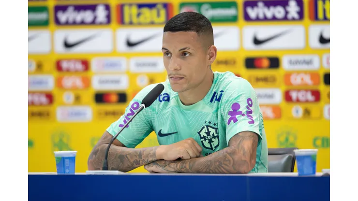 Guilherme Arana durante entrevista coletiva na Seleção Brasileira.