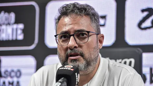 O dirigente Alexandre Mattos fala aos jornalistas durante apresentacao oficial dos jogadores do Vasco em coletiva de imprensa realizada no Sao Januario.