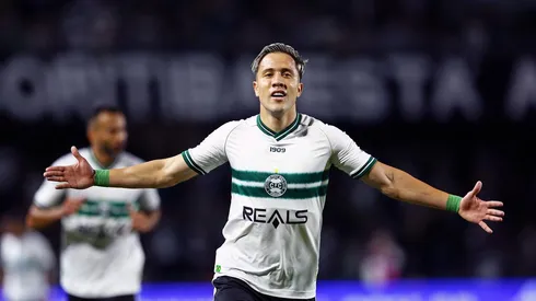 Atacante Matheus Frizzo comemora gol pelo Coritiba (DiaEsportivo / Alamy Stock Photo)