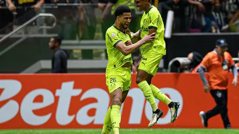 Estevão e Murilo comemoram gol do Palmeiras contra o Atlético-MG (DiaEsportivo / Alamy Stock Photo)