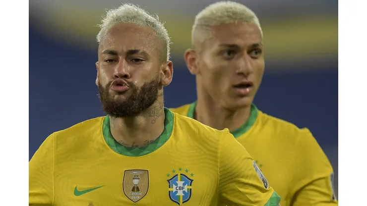 Neymar jogador do Brasil comemora seu gol com Richarlison jogador da sua equipe durante partida contra o Peru no estadio Engenhao pelo campeonato Copa América 2021.
