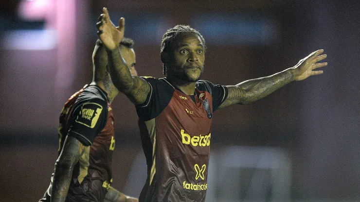 Vitória negocia rescisão de Luiz Adriano (Imagem: Jhony Pinho/AGIF)