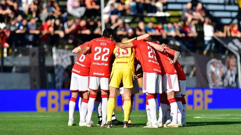 Jogadores do Internacional em reunião antes de jogo contra Red Bull (Eduardo Carmim / Alamy Stock Photo)