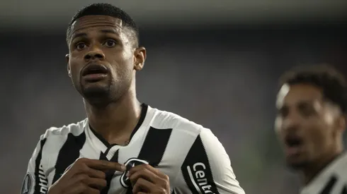 Junior Santos jogador do Botafogo comemora seu gol durante partida contra o LDU no estadio Engenhao pelo campeonato Copa Libertadores 2024. Centroavante deve ser baixa no próximo jogo.