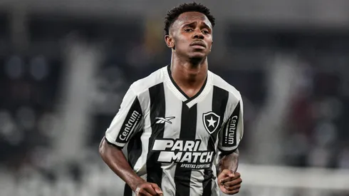 RJ – RIO DE JANEIRO – 02/05/2024 – COPA DO BRASIL 2024, BOTAFOGO X VITORIA – Jeffinho jogador do Botafogo durante partida contra o Vitoria no estadio Engenhao pelo campeonato Copa Do Brasil 2024.