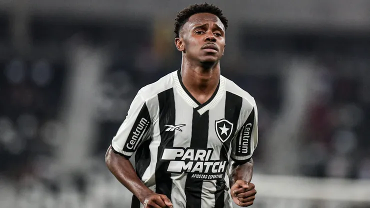 RJ - RIO DE JANEIRO - 02/05/2024 - COPA DO BRASIL 2024, BOTAFOGO X VITORIA - Jeffinho jogador do Botafogo durante partida contra o Vitoria no estadio Engenhao pelo campeonato Copa Do Brasil 2024.