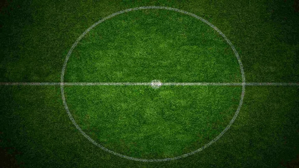 Esta é uma imagem do centro de um campo de futebol.