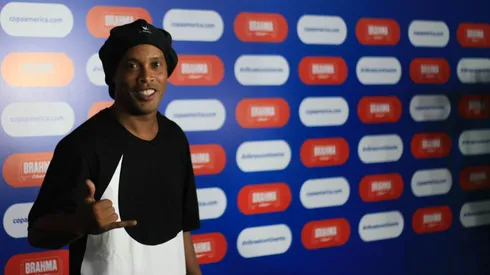 Ronaldinho Gaucho posa para fotos no tapete vermelho na chegada ao sorteio da da Copa America 2019 realizado na Cidade das Artes na zona oeste da cidade. Foto: Jotta de Mattos/AGIF
