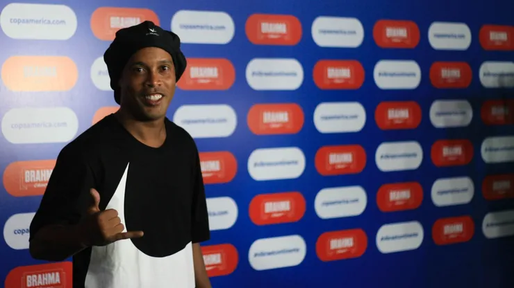 Ronaldinho Gaucho posa para fotos no tapete vermelho na chegada ao sorteio da da Copa America 2019 realizado na Cidade das Artes na zona oeste da cidade. Foto: Jotta de Mattos/AGIF