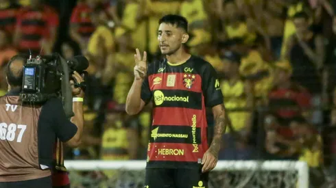 PE – RECIFE – 22/10/2023 – BRASILEIRO B 2023, SPORT X CHAPECOENSE – Alan Ruiz jogador do Sport comemora seu gol durante partida contra o Chapecoense no estadio Ilha do Retiro pelo campeonato Brasileiro B 2023. Foto: Rafael Vieira/AGIF