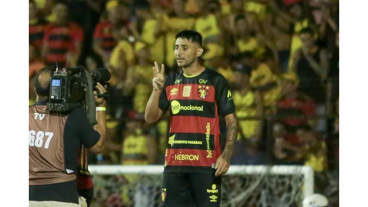 PE - RECIFE - 22/10/2023 - BRASILEIRO B 2023, SPORT X CHAPECOENSE - Alan Ruiz jogador do Sport comemora seu gol durante partida contra o Chapecoense no estadio Ilha do Retiro pelo campeonato Brasileiro B 2023. Foto: Rafael Vieira/AGIF