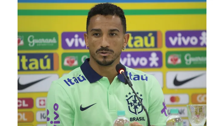 Danilo durante entrevista coletiva na Seleção Brasileira.