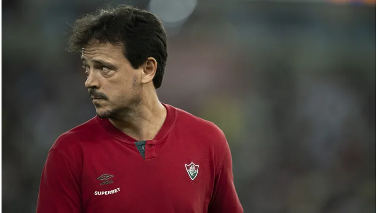 Fernando Diniz durante confronto contra o Atlético-GO no Brasileirão de 2024.