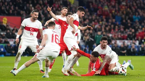 Jogadores turcos em disputa de bola (PA Images / Alamy Stock Photo)