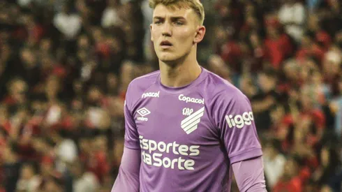 Léo Linck durante confronto contra o Internacional no Brasileirão de 2023.