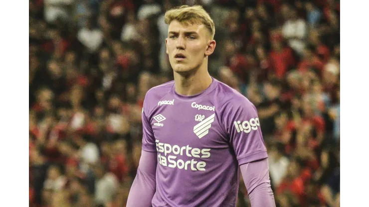 Léo Linck durante confronto contra o Internacional no Brasileirão de 2023.