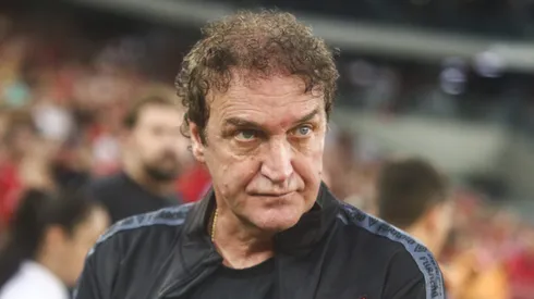 Cuca, ex-tecnico do Athletico-PR durante partida contra o Londrina no estadio Arena da Baixada pelo campeonato Paranaense 2024. Medalhão virou alvo dos torcedores.