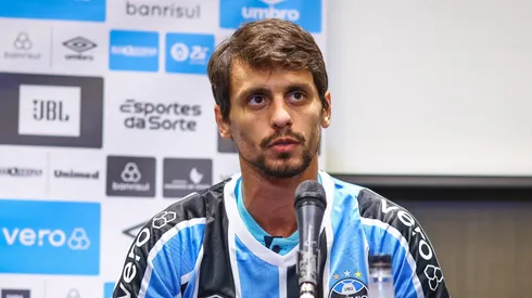 Presidente do Grêmio, Alberto Guerra, apresenta os zagueiros Jemerson e Rodrigo Caio como novos reforços do Tricolor para a temporada 2024. FOTO: LUCAS UEBEL/GREMIO FBPA