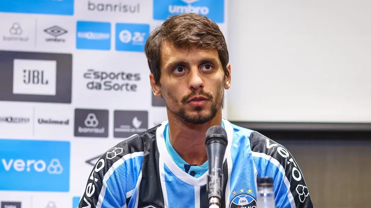 Presidente do Grêmio, Alberto Guerra, apresenta os zagueiros Jemerson e Rodrigo Caio como novos reforços do Tricolor para a temporada 2024. FOTO: LUCAS UEBEL/GREMIO FBPA