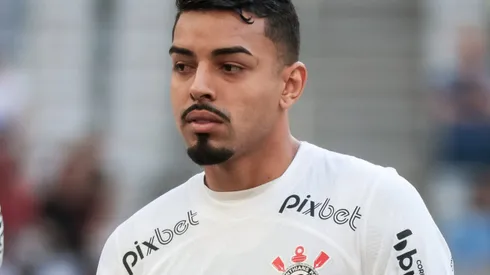 Matheus Bidu durante confronto contra o Athletico-PR no Campeonato Brasileiro de 2023.