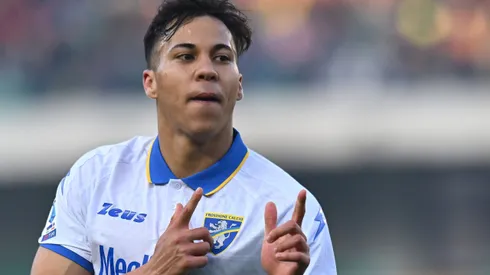 Kaio Jorge durante partida com a camisa do Frosinone.