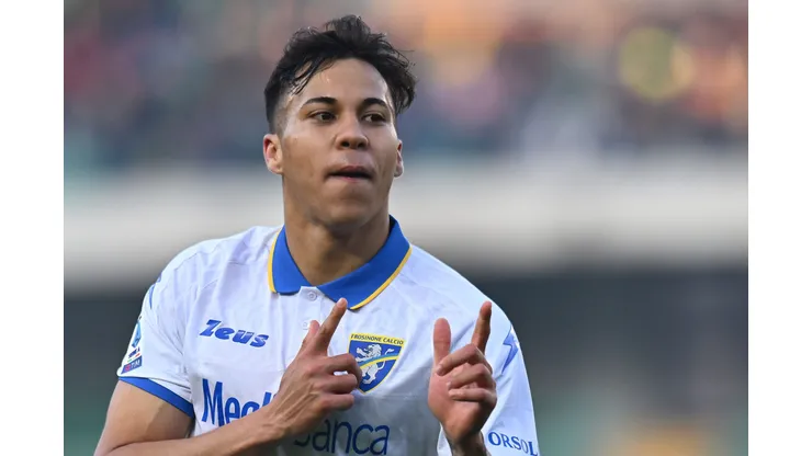 Kaio Jorge durante partida com a camisa do Frosinone.