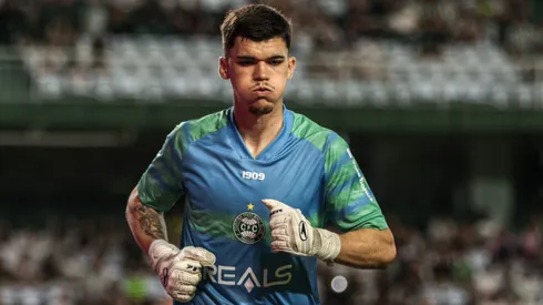 Arqueiro vao continuar na equipe até 2027.