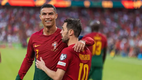 Cristiano Ronaldo e Bernardo Silva em campo por Portugal (Maciej Rogowski / Alamy Stock Photo)