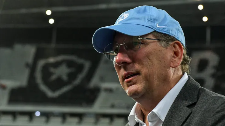 Textor deseja a contratatação de atletas para duas posições.