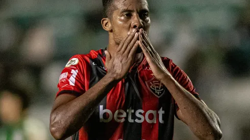 Foto: Divulgação/Vitória – Willian Oliveira comemorando gol contra o Juventude no Campeonato Brasileiro 2024.