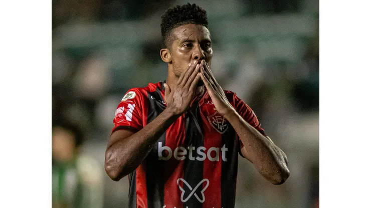 Foto: Divulgação/Vitória - Willian Oliveira comemorando gol contra o Juventude no Campeonato Brasileiro 2024.