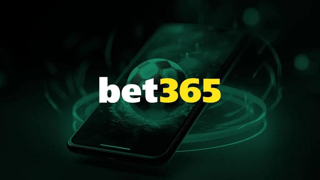 A imagem é um banner para a bet365. Diz bet365 ao longo do centro. A imagem de fundo tem um filtro verde e mostra um celular com uma bola de futebol colidindo nele.