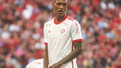 Robert Renan durante confronto contra o Athletico-PR no Campeonato Brasileiro de 2024.