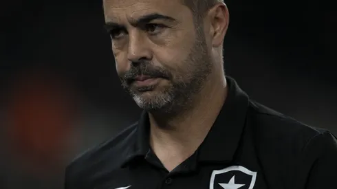 Artur Jorge técnico do Botafogo durante partida contra o Athletico-PR no estádio Engenhão pelo campeonato Brasileiro A 2024.