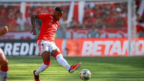 Robert Renan jogador do Internacional durante partida contra o Caxias no estadio Beira-Rio pelo campeonato Gaucho 2024. Defensor quer voltar ao Timão