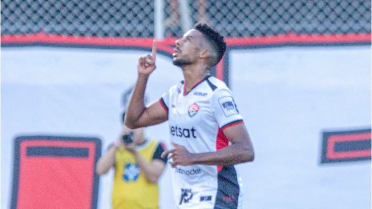 Willian Oliveira jogador do Vitoria comemora seu gol com jogadores do seu time durante partida contra o Internacional no estádio Barradão pelo campeonato Brasileiro A 2024.