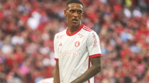 Robert Renan jogador do Internacional durante partida contra o Athletico-PR no estadio Arena da Baixada pelo campeonato Brasileiro A 2024. Defensor deve sair