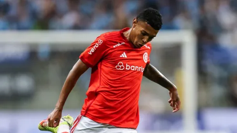 Matheus Dias jogador do Internacional durante partida contra o Gremio no estadio Arena do Gremio pelo campeonato Gaucho 2023.