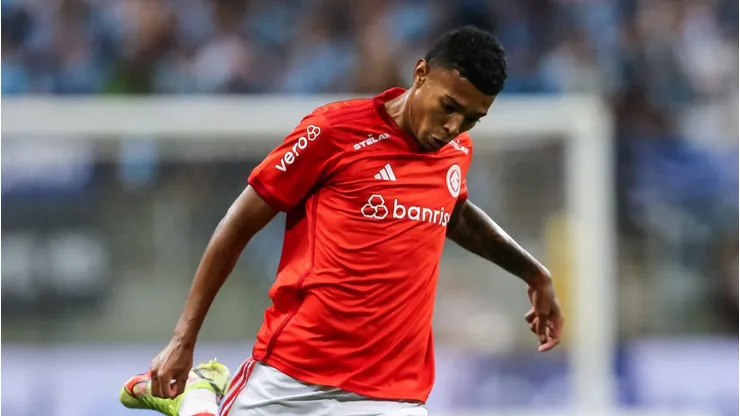 Matheus Dias jogador do Internacional durante partida contra o Gremio no estadio Arena do Gremio pelo campeonato Gaucho 2023.