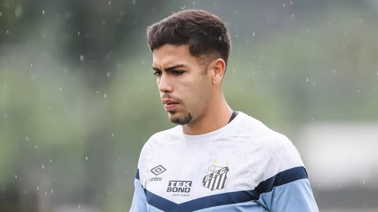 Nonato jogador do Santos durante treino no Centro de Treinamento CT Rei Pele. Meia foi rejeitado pela torcida vascaína