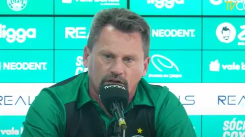 Fábio Matias manda a real em entrevista coletiva. Foto: Reprodução/TV Coxa