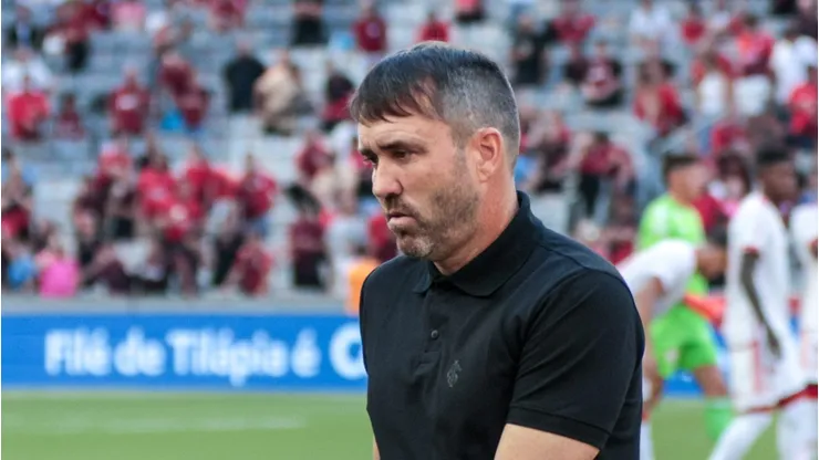 Eduardo Coudet tecnico do Internacional durante partida contra o Athletico-PR no estadio Arena da Baixada pelo campeonato Brasileiro A 2024.