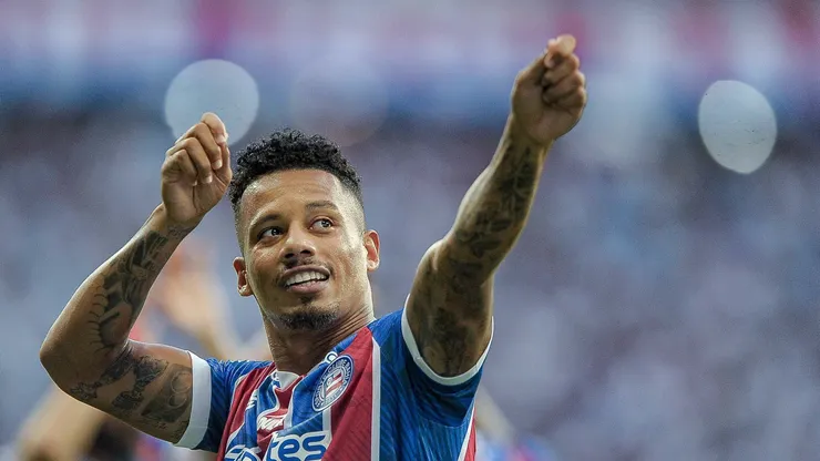 Rafael Ratao jogador do Bahia comemora seu gol com jogadores do seu time durante partida contra o Jequie no estadio Arena Fonte Nova pelo campeonato Baiano 2024. Atacante foi sondado por adversário da Série A.