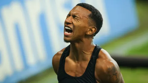 Léo Chú jogador do Gremio comemora seu gol durante partida contra o Internacional no estadio Arena do Gremio pelo campeonato Gaucho 2021. Ponta foi negado pela torcida.