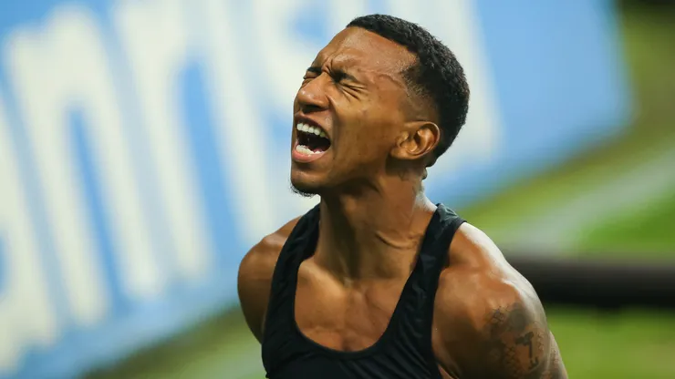 Léo Chú jogador do Gremio comemora seu gol durante partida contra o Internacional no estadio Arena do Gremio pelo campeonato Gaucho 2021. Ponta foi negado pela torcida.