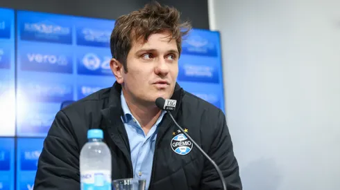 Vice-presidente de futebol Antonio Brum, apresenta o atacante Luan como novo reforço do Gremio para a temporada 2023. Vice virou alvo da torcida.