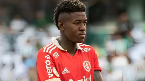 Vitão jogador do Internacional durante execução do hino nacional antes da partida contra o Coritiba no estádio Couto Pereira pelo campeonato Brasileiro A 2022. Zagueiro pode estar de saída