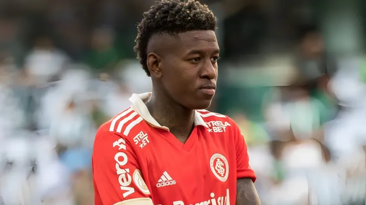 Vitão jogador do Internacional durante execução do hino nacional antes da partida contra o Coritiba no estádio Couto Pereira pelo campeonato Brasileiro A 2022. Zagueiro pode estar de saída